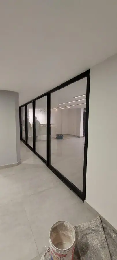 Porta de vidro com estrutura em alumínio — Vitrus